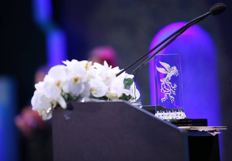 جوایز برگزیدگان جشنواره فیلم فجر ۴۲ اهدا شد