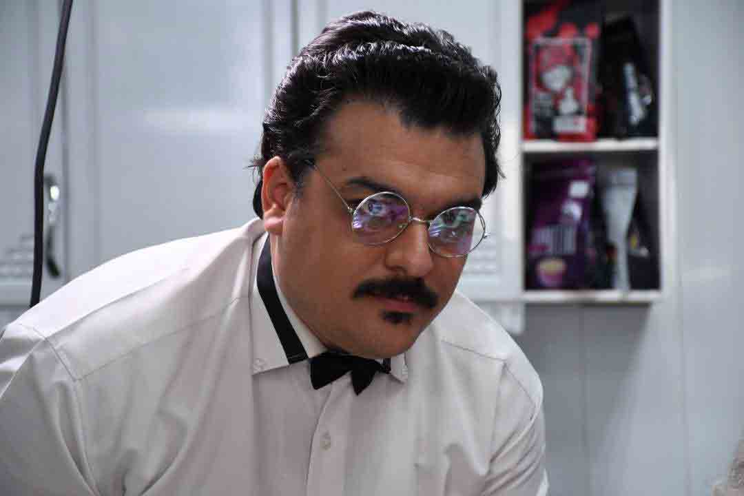 بازیگری را در کنار حرفه روزنامه نگاری ادامه می دهم