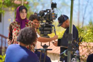 غزل میرانیان در تازه ترین تجربه بازیگری خود در سریال نمایش خانگی جزر و مد به کارگردانی محمدحسین لطیفی، در نقش حنانه ظاهر شده است؛ شخصیتی آرام، اما پر از طوفان درونی که در میانهی کشمکشهای احساسی و اجتماعی قرار دارد.